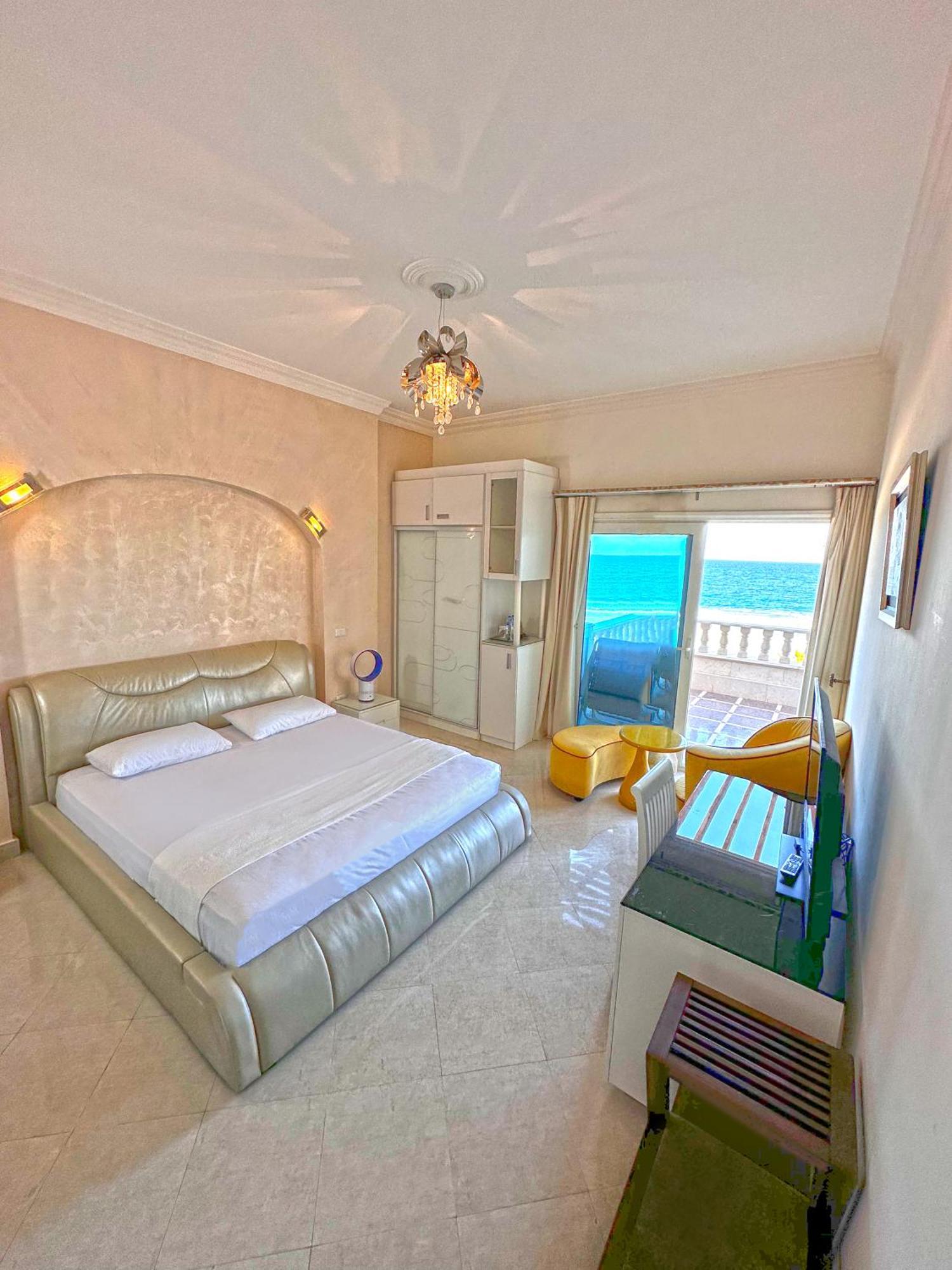 Вилла Luxury Seafront Pool - 3 Stories & Roof Floor - Master Bedrooms